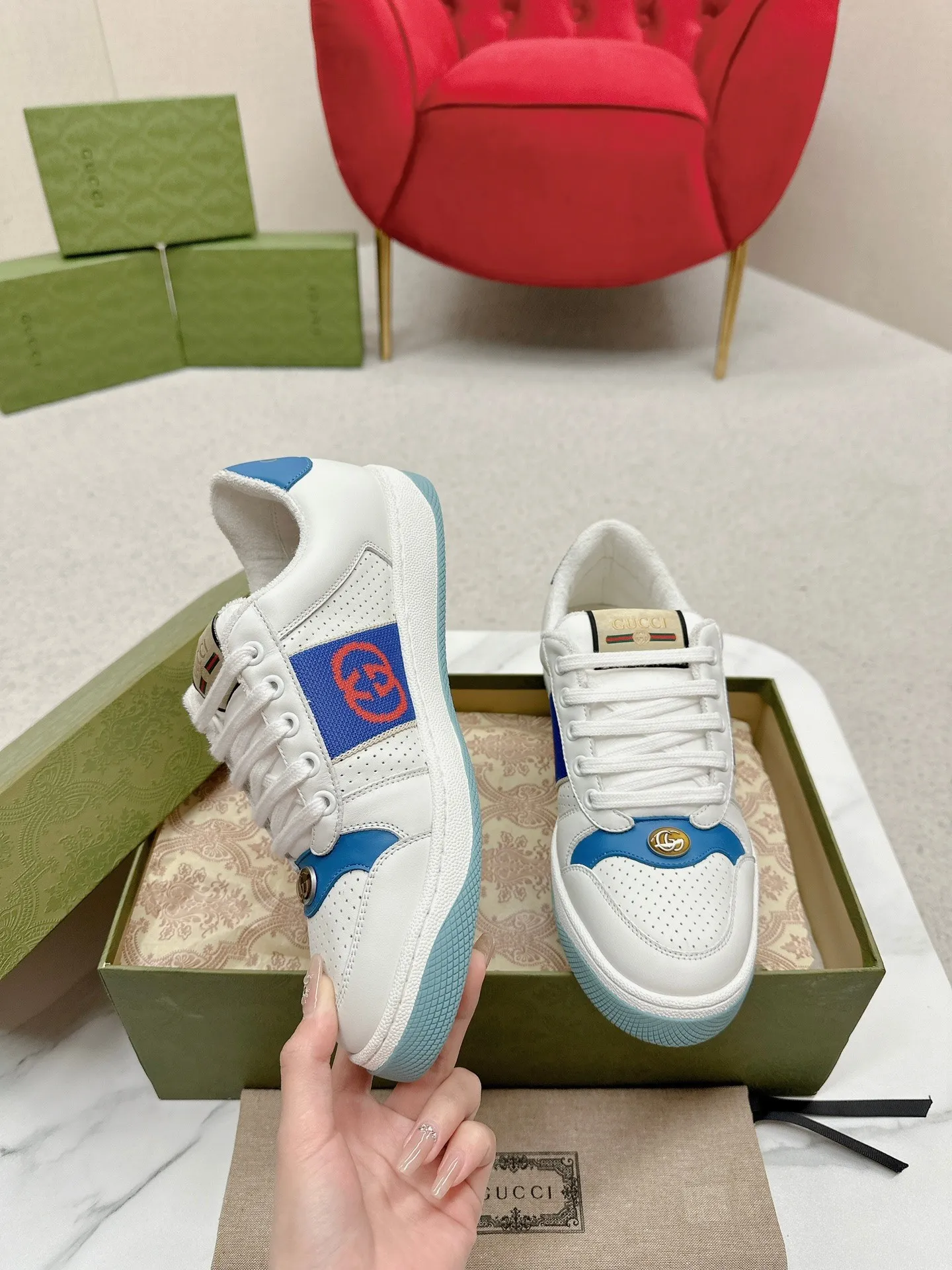 👟👟Ex-factory price 560👟👟 Men’s size +10 Gucci——purchased version GG series distressed dirty shoes-hot style is coming! 9 times out of 10 sales, you will definitely get the money. Ready stock! Spot goods! Spot goods! New colors added - the ultimate version on the market! Purchase the original version and develop it... fabric, material, outsole, and details can be compared at will! Open-mold Swarovski one-to-one replica rhinestone chain...Metal cherry pendant...Metal double G crystal cylindrical mark...Gucci original customized narrow webbing...Super flash series - flash diamond chain. The cherry decoration is detachable and can be changed into two to match with each other to show your personality. Exclusive color-brushed cowhide fabric. Hand-made distressed is very textured and has a sense of luxury! The details of the workmanship can be seen in the drawings, and no line is missed. The original terry cloth is delicate, soft and more comfortable and breathable. The privately stamped two-color original TPU outsole (lower layer is wider, upper layer is narrower). Matching packaging⭐️ Size: Female 35-40 Male 39-44 (Female 41 Male 45 customized)